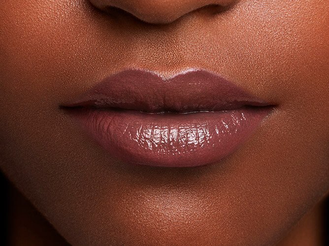 Rossetto Color Riche Shine 643 HOT IRL Applicazione Pelle Scura